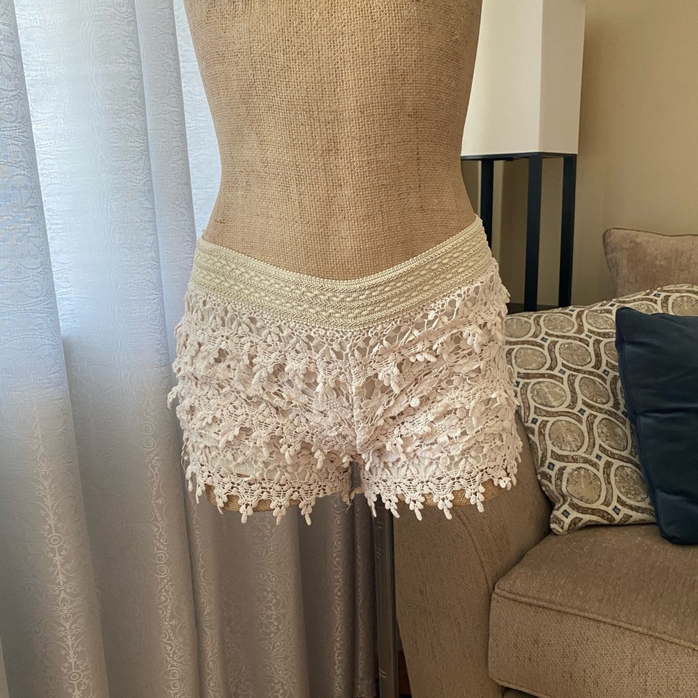 WHITE/CREAM LACE SHORTS